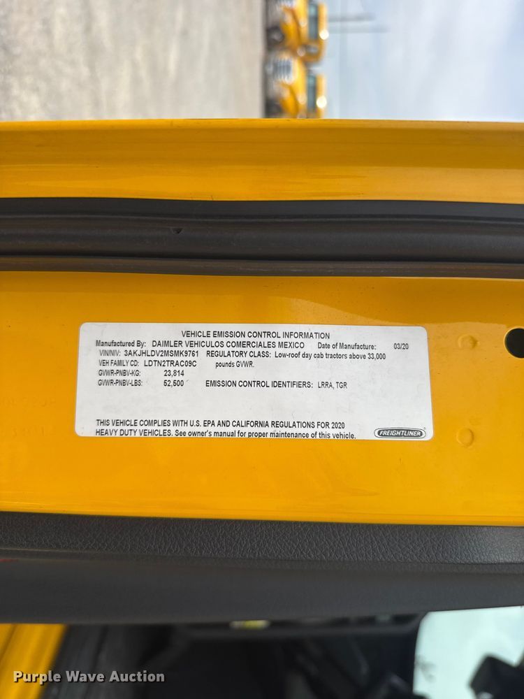 image for item ET6079 2021 Freightliner Cascadia 126 semi truck