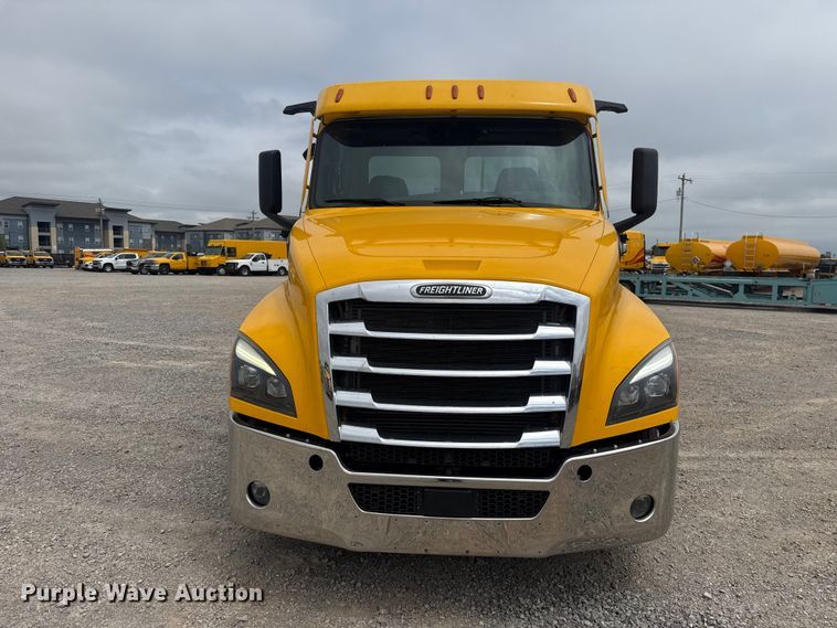 image for item ET6080 2022 Freightliner Cascadia 126 semi truck