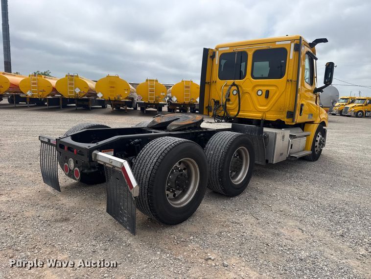 image for item ET6080 2022 Freightliner Cascadia 126 semi truck