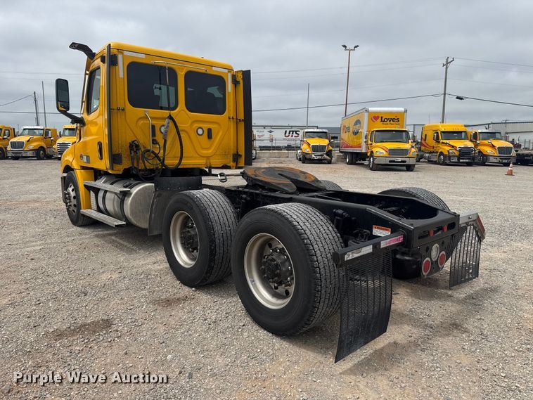 image for item ET6080 2022 Freightliner Cascadia 126 semi truck