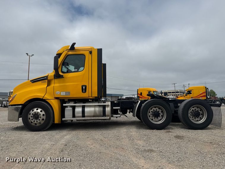 image for item ET6080 2022 Freightliner Cascadia 126 semi truck