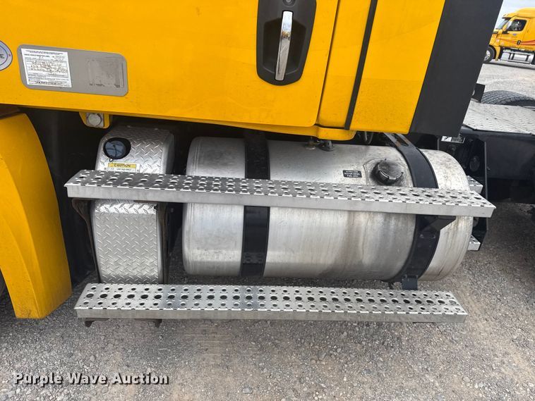 image for item ET6080 2022 Freightliner Cascadia 126 semi truck