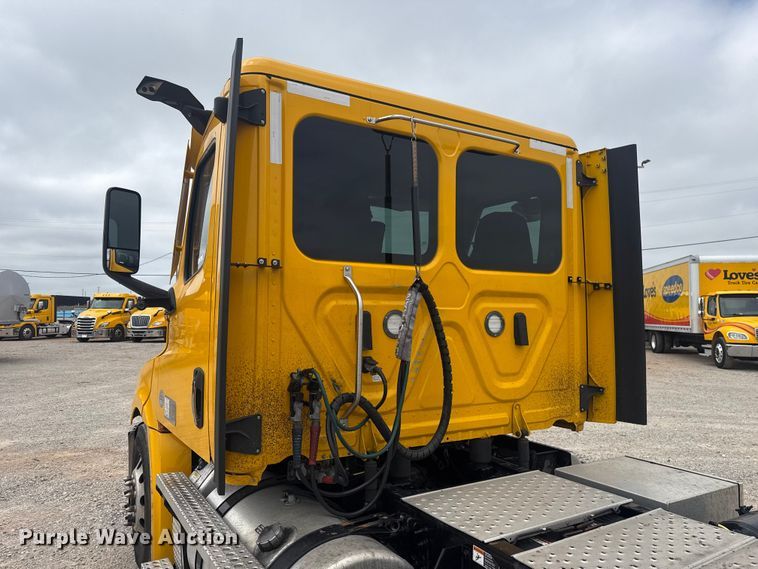 image for item ET6080 2022 Freightliner Cascadia 126 semi truck