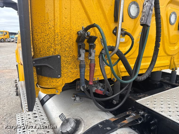 image for item ET6080 2022 Freightliner Cascadia 126 semi truck