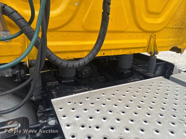 image for item ET6080 2022 Freightliner Cascadia 126 semi truck