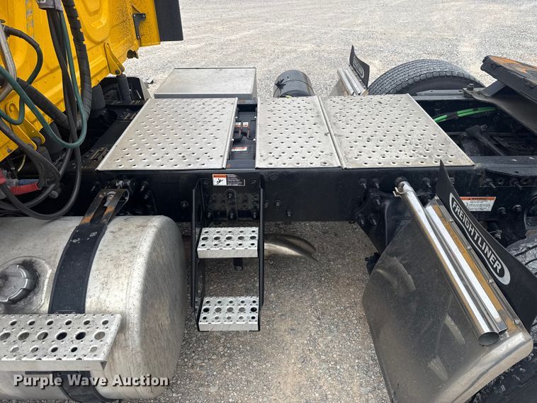 image for item ET6080 2022 Freightliner Cascadia 126 semi truck