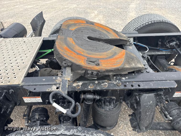 image for item ET6080 2022 Freightliner Cascadia 126 semi truck