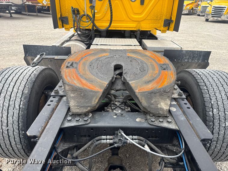 image for item ET6080 2022 Freightliner Cascadia 126 semi truck