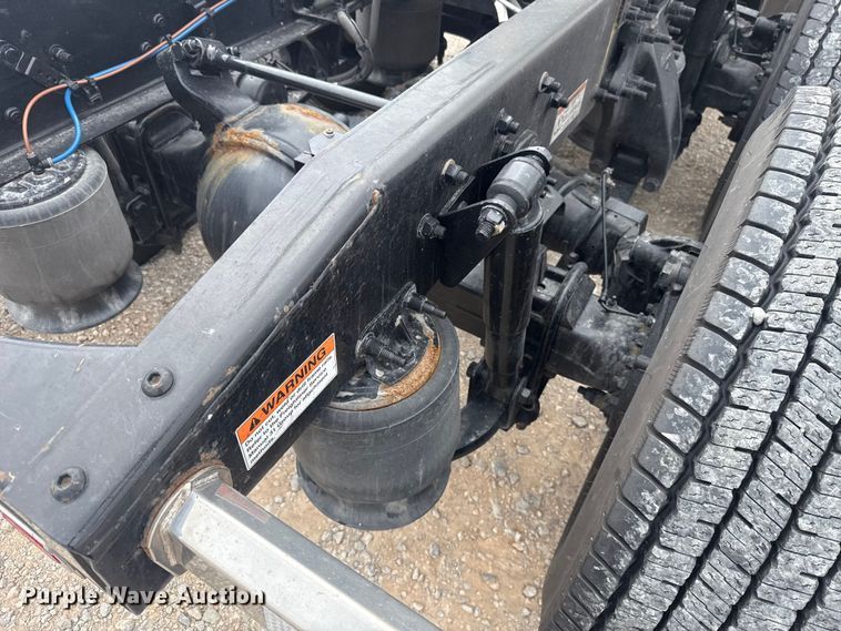 image for item ET6080 2022 Freightliner Cascadia 126 semi truck