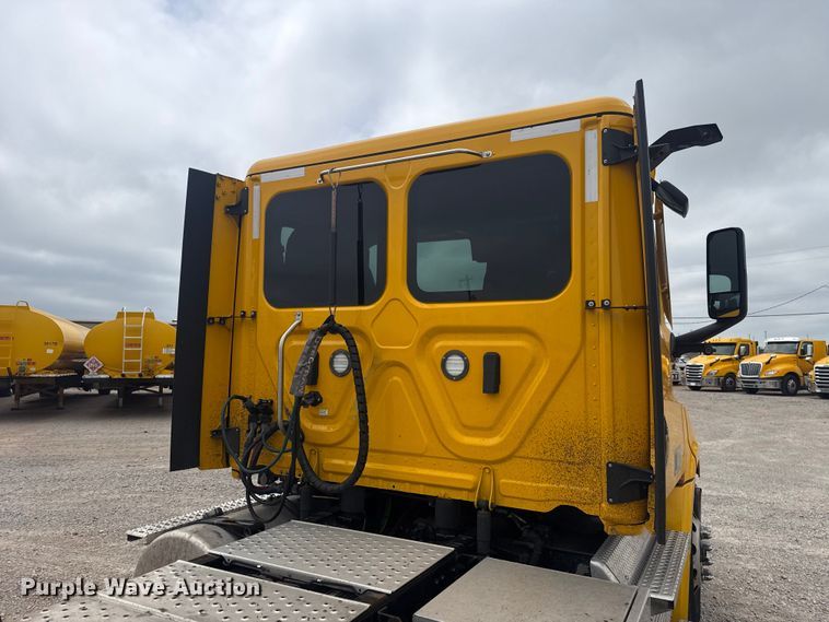 image for item ET6080 2022 Freightliner Cascadia 126 semi truck