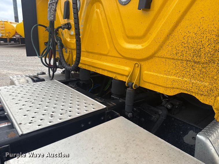 image for item ET6080 2022 Freightliner Cascadia 126 semi truck