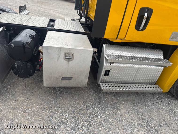 image for item ET6080 2022 Freightliner Cascadia 126 semi truck