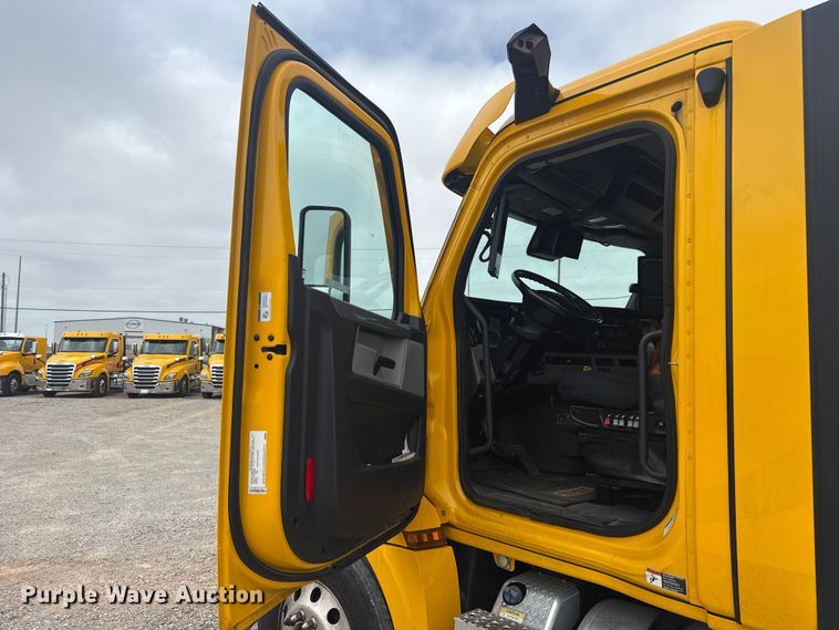 image for item ET6080 2022 Freightliner Cascadia 126 semi truck