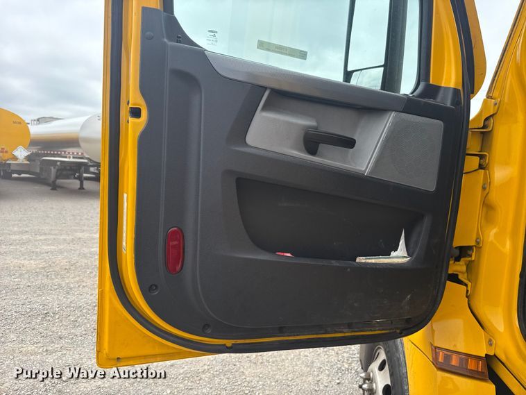 image for item ET6080 2022 Freightliner Cascadia 126 semi truck