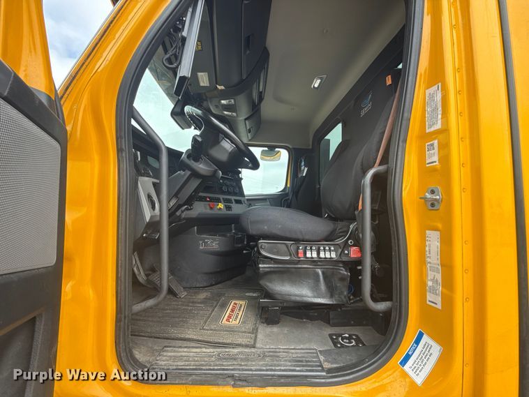 image for item ET6080 2022 Freightliner Cascadia 126 semi truck