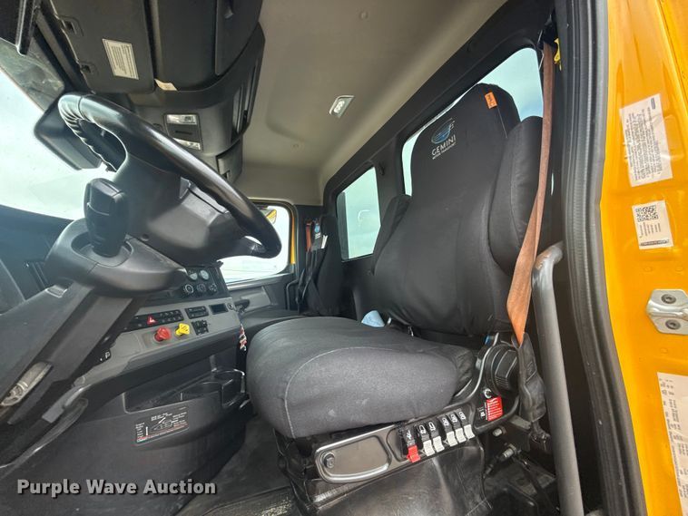 image for item ET6080 2022 Freightliner Cascadia 126 semi truck