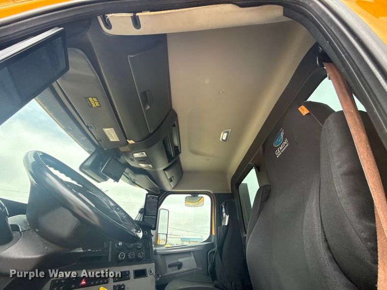 image for item ET6080 2022 Freightliner Cascadia 126 semi truck