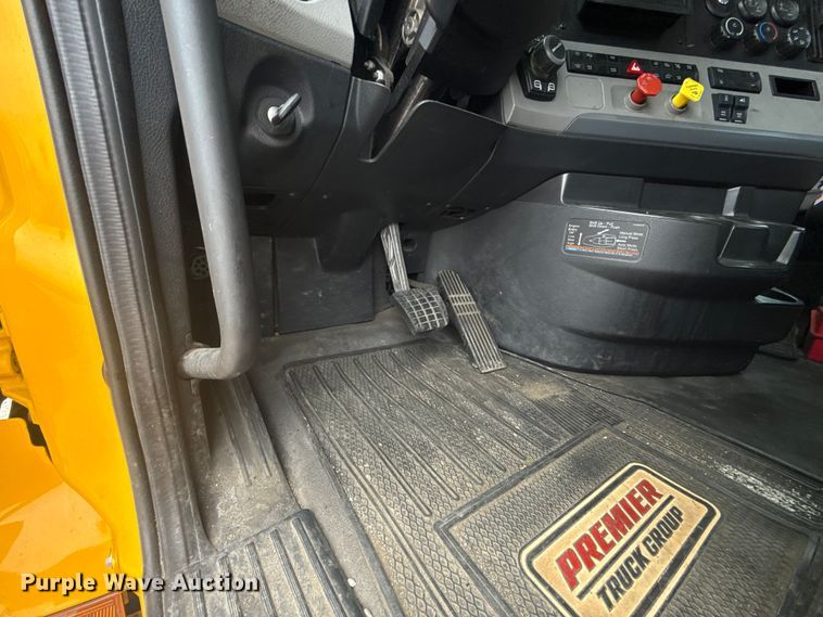 image for item ET6080 2022 Freightliner Cascadia 126 semi truck