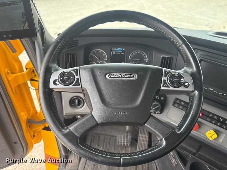 image for item ET6080 2022 Freightliner Cascadia 126 semi truck