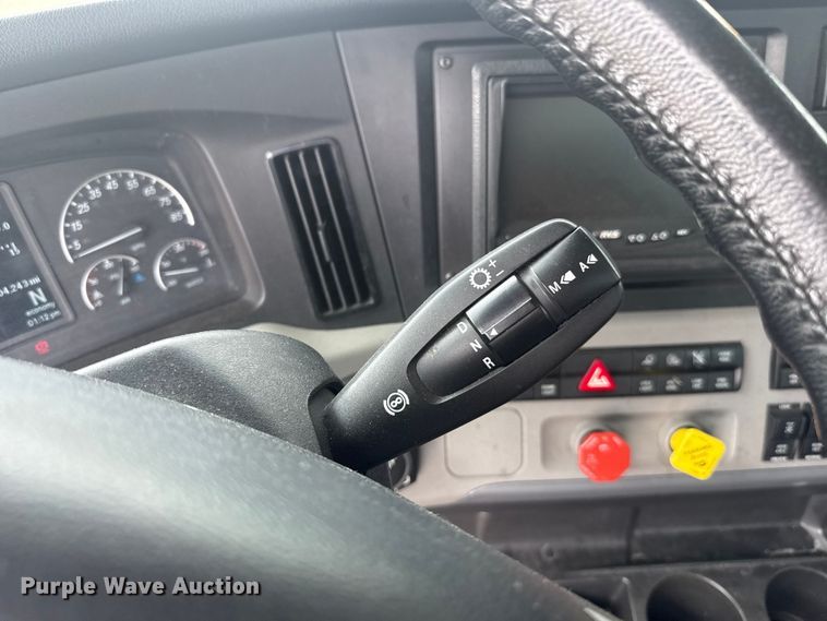 image for item ET6080 2022 Freightliner Cascadia 126 semi truck