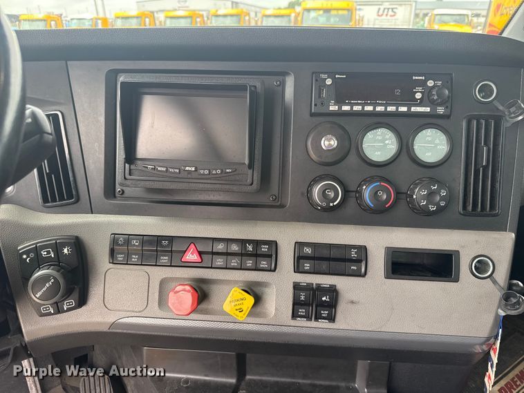 image for item ET6080 2022 Freightliner Cascadia 126 semi truck