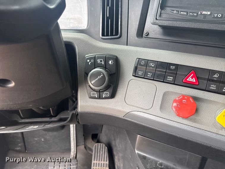 image for item ET6080 2022 Freightliner Cascadia 126 semi truck