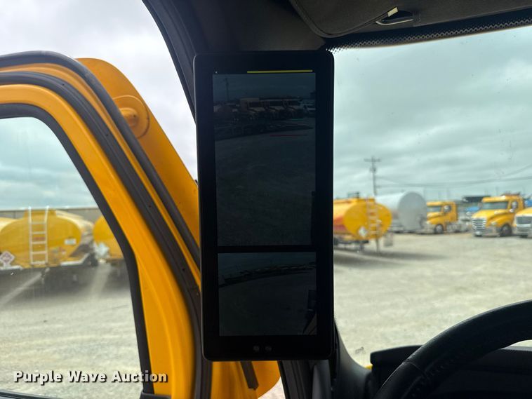 image for item ET6080 2022 Freightliner Cascadia 126 semi truck