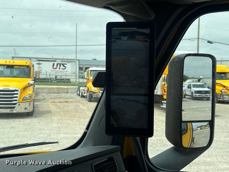 image for item ET6080 2022 Freightliner Cascadia 126 semi truck