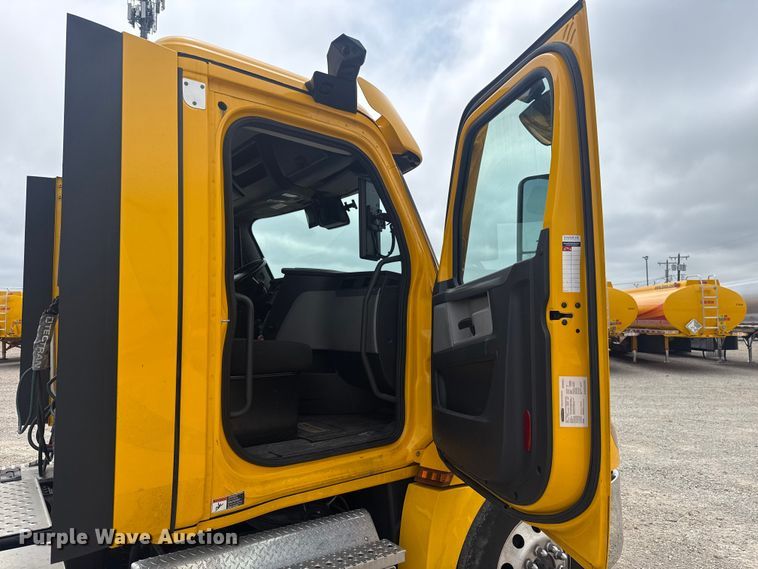 image for item ET6080 2022 Freightliner Cascadia 126 semi truck