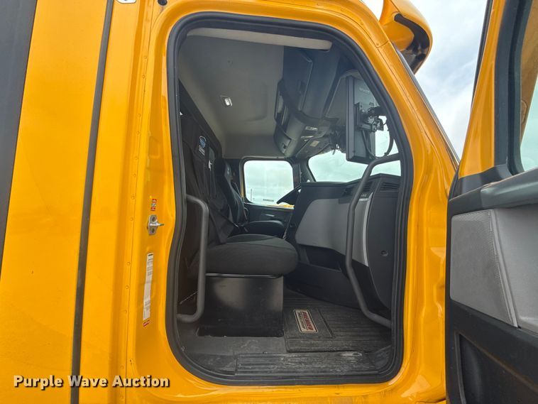 image for item ET6080 2022 Freightliner Cascadia 126 semi truck