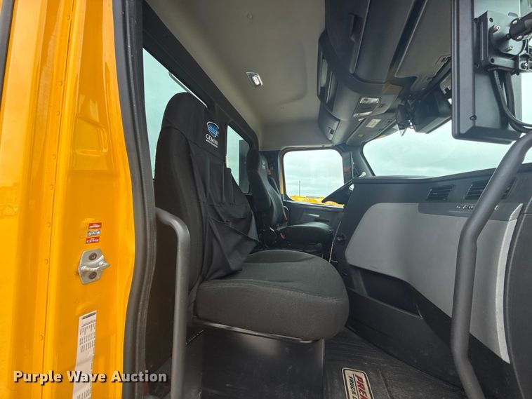 image for item ET6080 2022 Freightliner Cascadia 126 semi truck