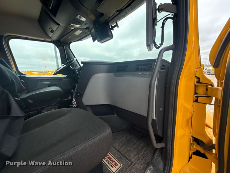 image for item ET6080 2022 Freightliner Cascadia 126 semi truck