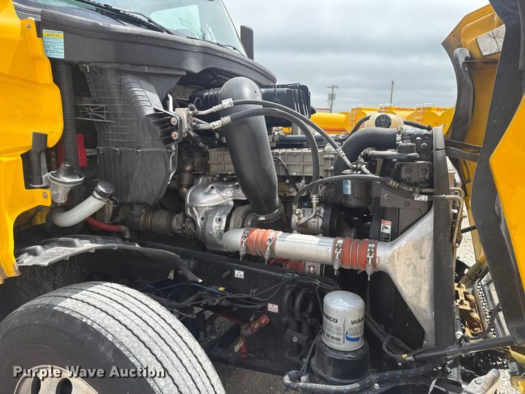 image for item ET6080 2022 Freightliner Cascadia 126 semi truck