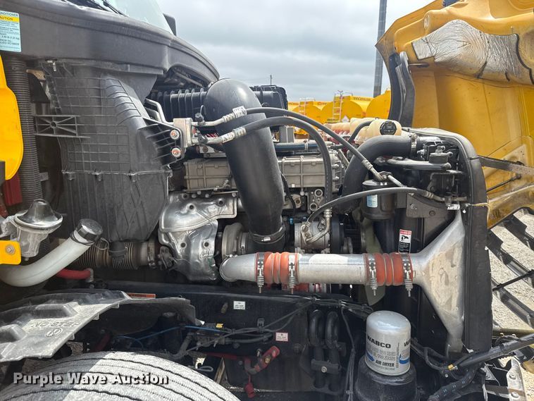 image for item ET6080 2022 Freightliner Cascadia 126 semi truck