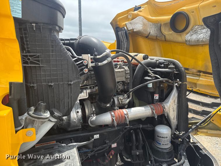 image for item ET6080 2022 Freightliner Cascadia 126 semi truck