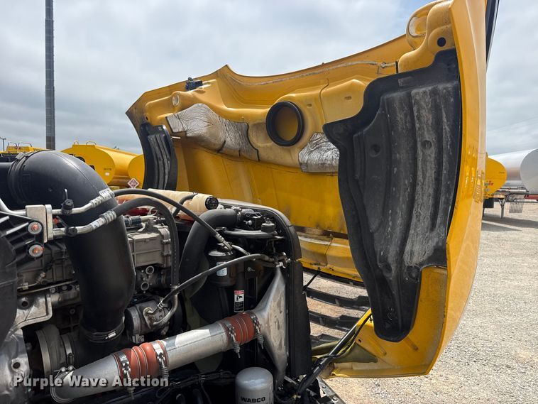 image for item ET6080 2022 Freightliner Cascadia 126 semi truck