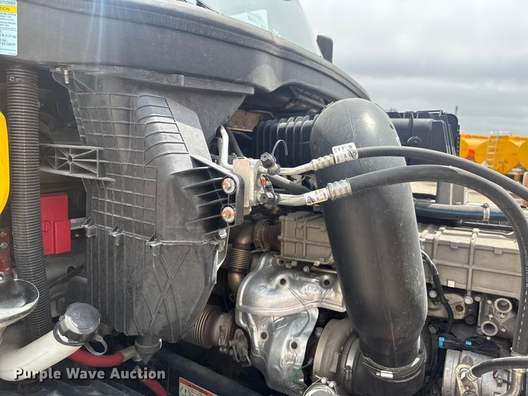 image for item ET6080 2022 Freightliner Cascadia 126 semi truck