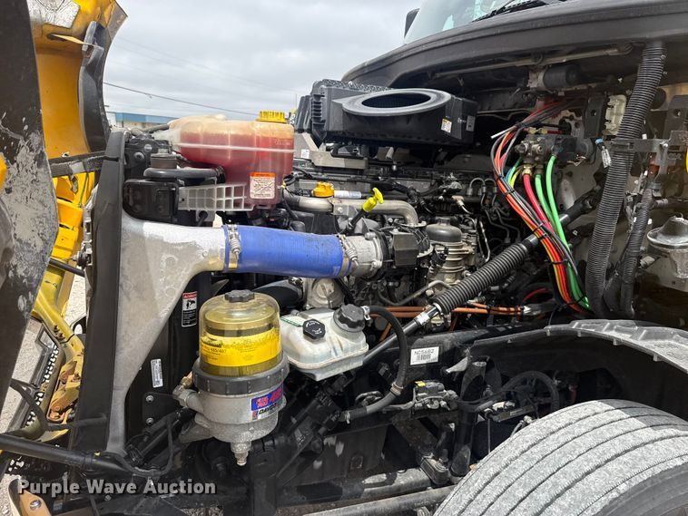 image for item ET6080 2022 Freightliner Cascadia 126 semi truck