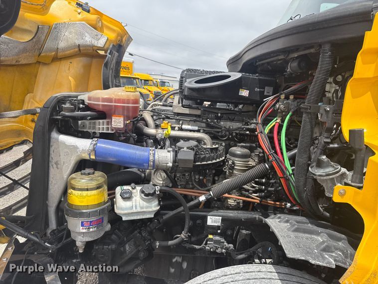 image for item ET6080 2022 Freightliner Cascadia 126 semi truck