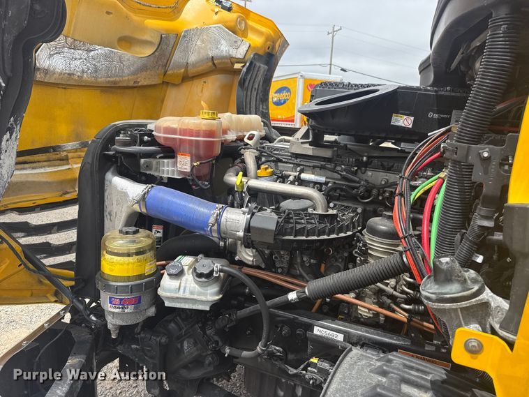 image for item ET6080 2022 Freightliner Cascadia 126 semi truck