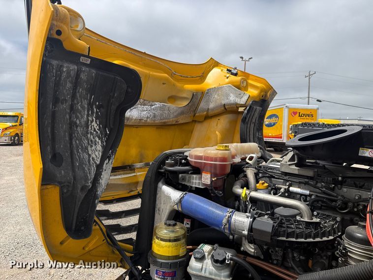 image for item ET6080 2022 Freightliner Cascadia 126 semi truck