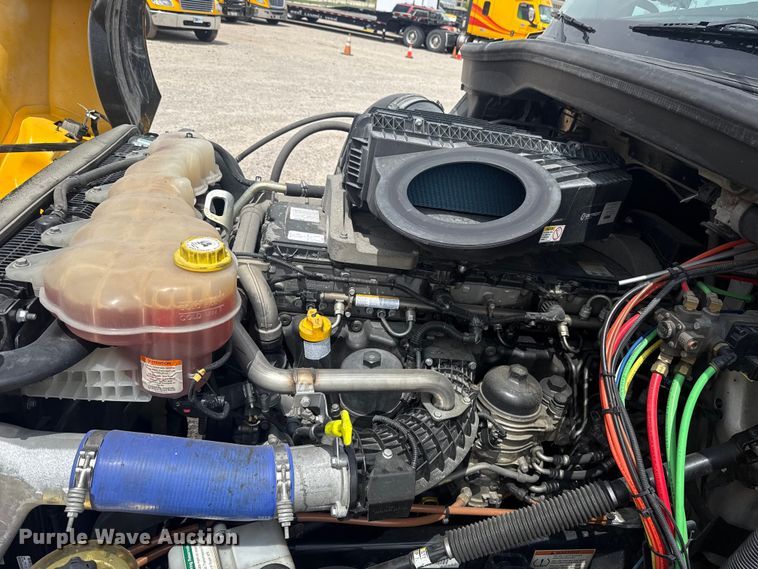 image for item ET6080 2022 Freightliner Cascadia 126 semi truck