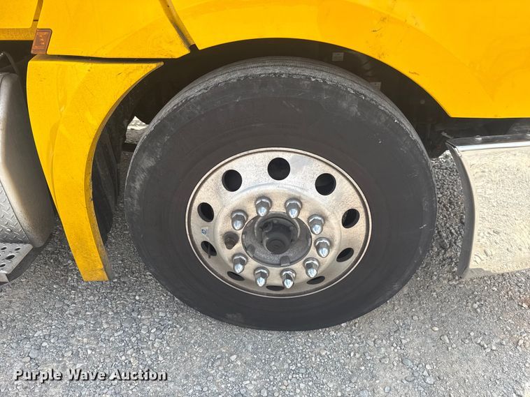 image for item ET6080 2022 Freightliner Cascadia 126 semi truck