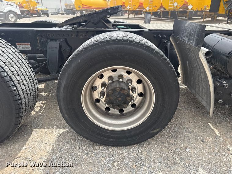 image for item ET6080 2022 Freightliner Cascadia 126 semi truck