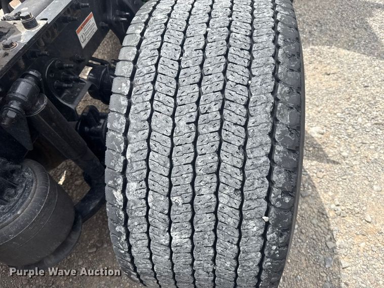 image for item ET6080 2022 Freightliner Cascadia 126 semi truck