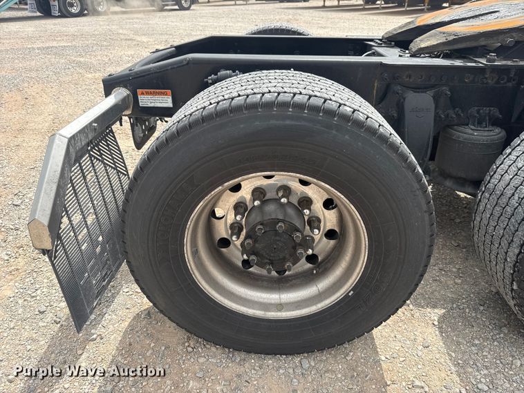 image for item ET6080 2022 Freightliner Cascadia 126 semi truck