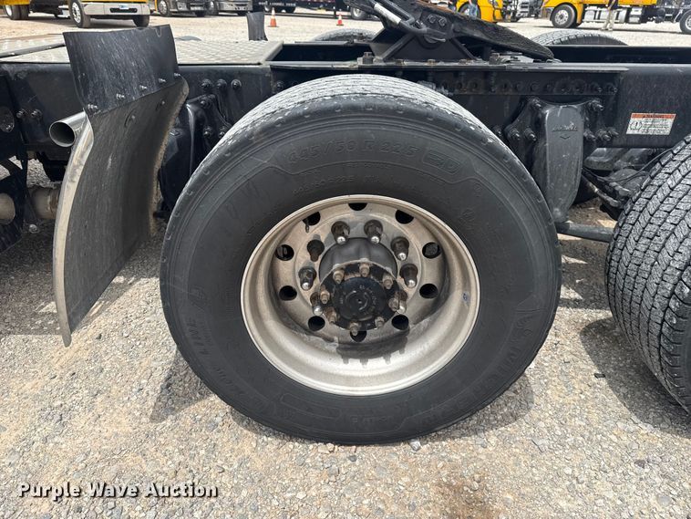 image for item ET6080 2022 Freightliner Cascadia 126 semi truck