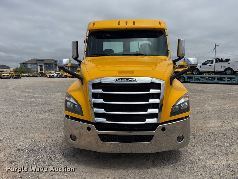 image for item ET6081 2021 Freightliner Cascadia 126 semi truck