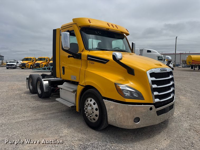 image for item ET6081 2021 Freightliner Cascadia 126 semi truck