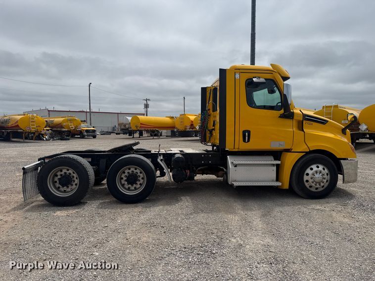 image for item ET6081 2021 Freightliner Cascadia 126 semi truck